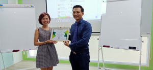 Giám đốc công ty Nhà Đại Phát trao bằng khen cho Best Seller tháng 5