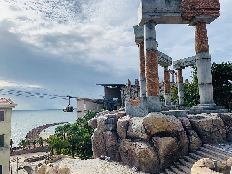 Cột đá Pompeii tại thị trấn Địa Trung Hải