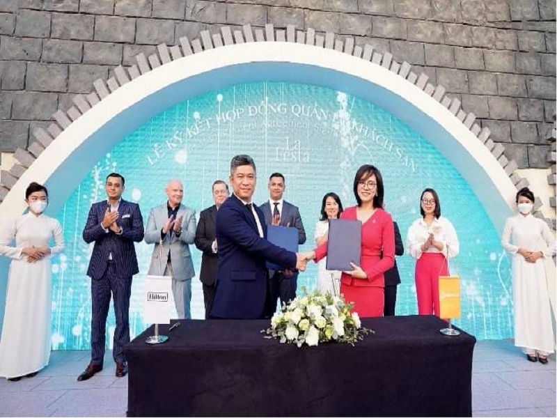 Ký kết với Hilton
